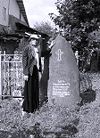 Ольга Павловна Аржаных знает на Троицком кладбище каждый камень. И каждый камешек тоже, даже если он уже зарос травой.